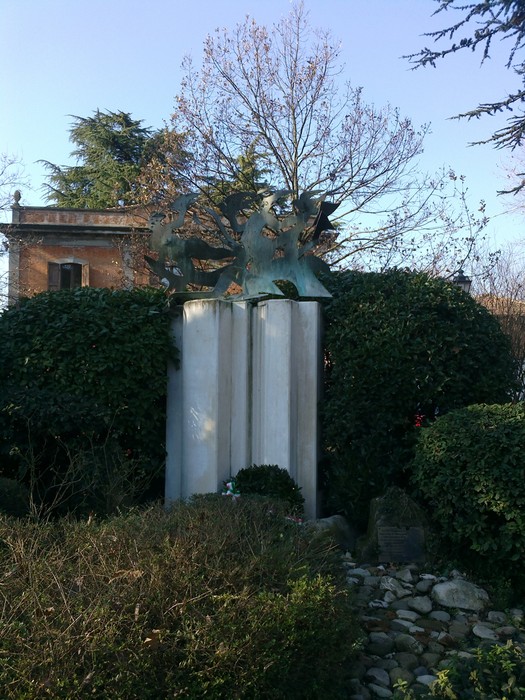 Monumento che celebra il cinquantesimo anniversario della Liberazione, immerso nel verde.