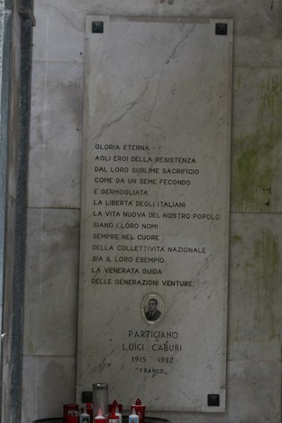 Sacrario dedicato ai caduti della Liberazione, con epigrafi commemorative e candele accese in ricordo.