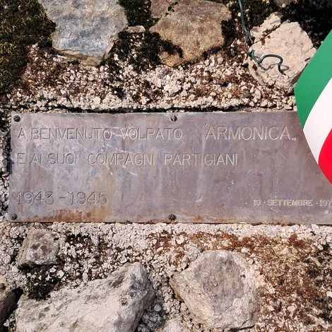 Monumento a Volpato, dedicato ai partigiani, con iscrizioni commemorative e simboli patriottici.