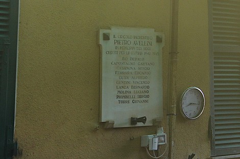 Lapide commemorativa dedicata ai caduti del Circolo Avellini, con nomi di coloro che hanno sacrificato la vita.
