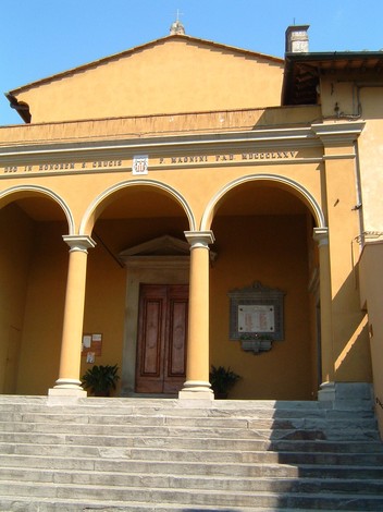 Lapide commemorativa ai caduti de La Lastra, incastonata su un edificio con colonne e gradini.