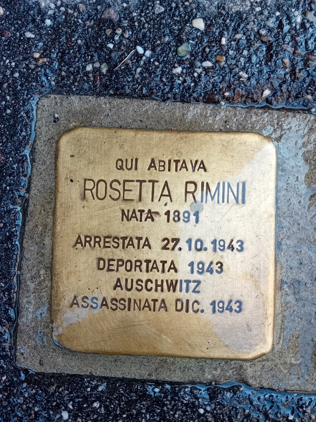 Pietra d'inciampo in ottone incastonata nel selciato, con iscrizione dedicata a Rosetta Rimini.