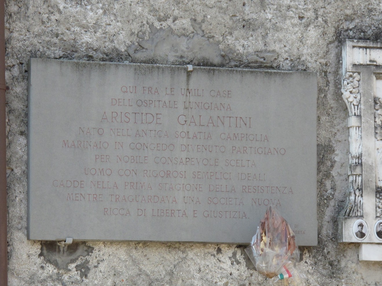 Lapide commemorativa di Aristide Galantini, attivista per la libertà e la giustizia, situata in una zona storica.