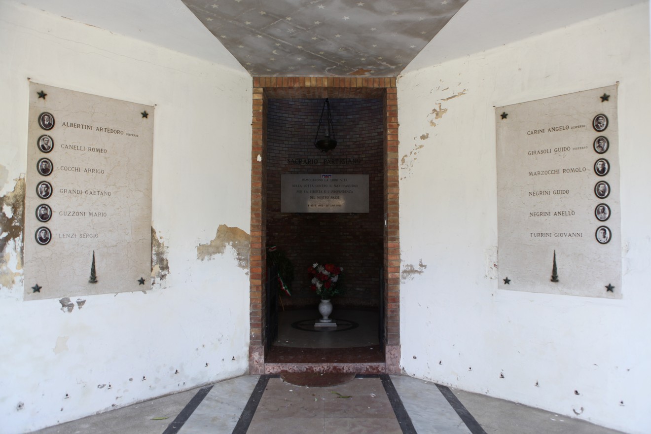 Sacrario ai Caduti Partigiani di Piumazzo, con lapidi memoriali e un interno semplice e commemorativo.