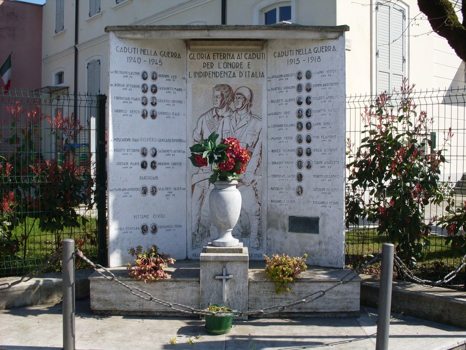 Monumento ai Caduti di Villa Gazzata, omaggio ai soldati delle guerre mondiali con incisioni e fiori commemorativi.