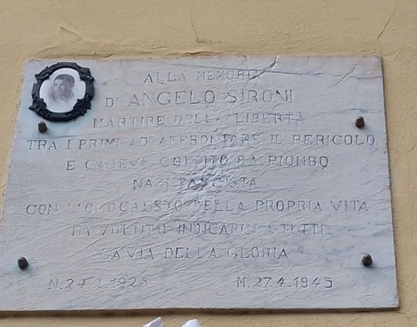 Lapide commemorativa dedicata a Angelo Sironi, martire della libertà, affissa su un muro.