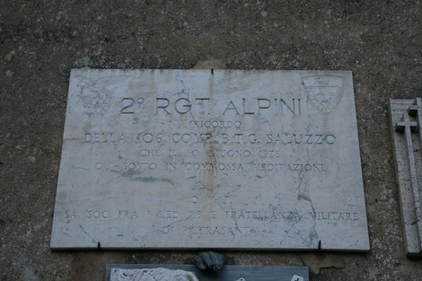 Chiesa di Sant'Anna di Stazzema, un luogo di memoria e riflessione nel cuore delle Alpi Apuane.