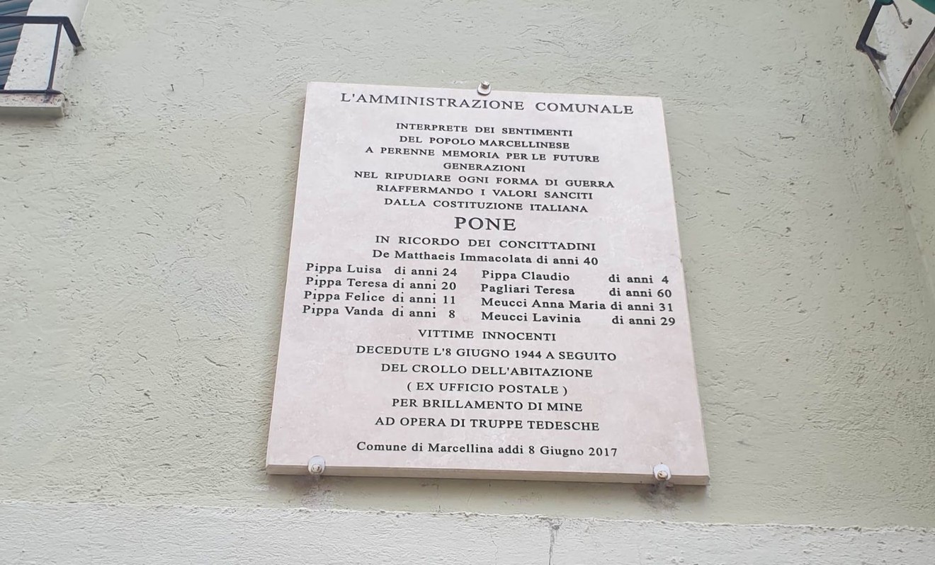 Lapide commemorativa dedicata ai caduti di Marcellina, posta ex ufficio postale.