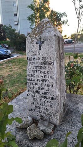 Cippo commemorativo a Ignagni e Iatali, simbolo di memoria e rispetto per le vittime.
