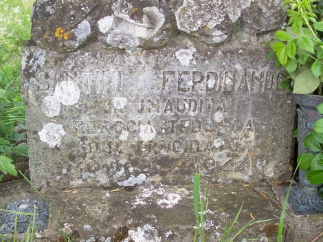 Cippo commemorativo a Santini, intitolato a Ferdinando e la sua famiglia, con iscrizioni di dedica.