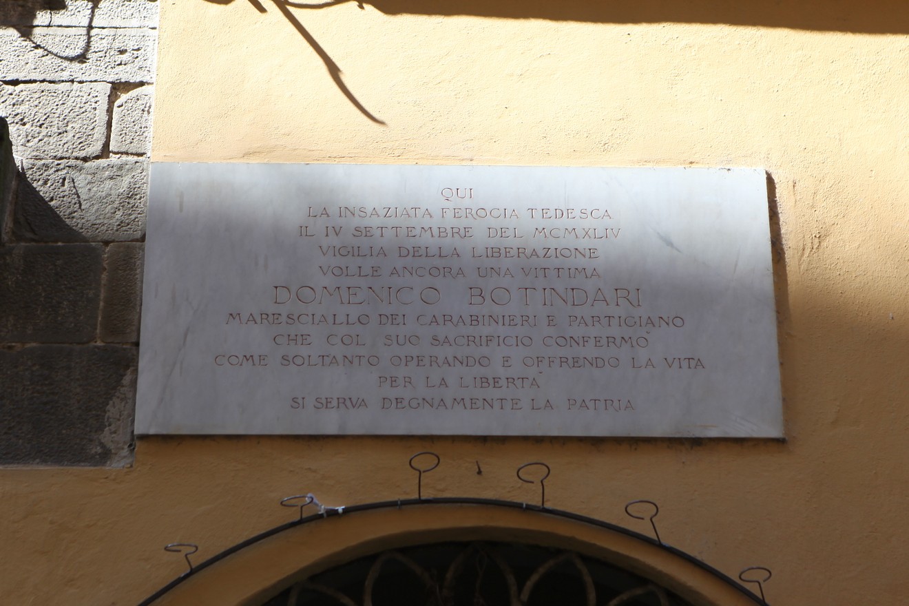 Lapide commemorativa dedicata a Domenico Botindari, carabiniere e patriota, in memoria del suo sacrificio per la libertà.