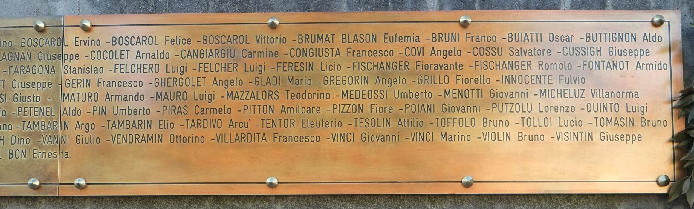 Ossario partigiano: memoria dei caduti nella lotta per la libertà e la giustizia durante la Seconda Guerra Mondiale.