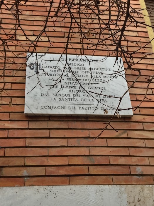 Lapidi commemorative dedicate a Zicconi e Pierantoni, poste su una parete in mattoni.
