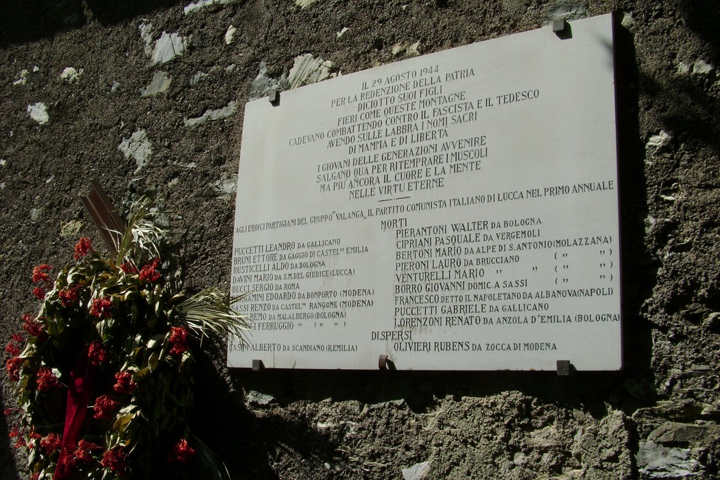 Lapide commemorativa del Gruppo Valanga, dedicata ai caduti della Seconda Guerra Mondiale.