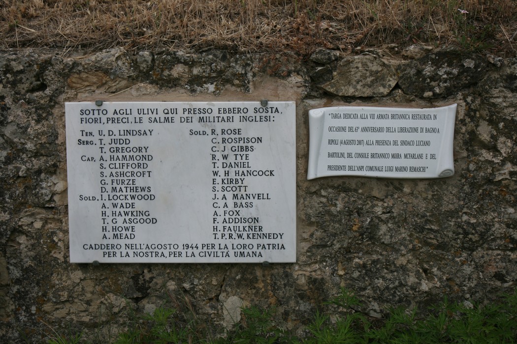 Lapide commemorativa che ricorda i caduti inglesi con nomi di soldati e un omaggio alla loro memoria.
