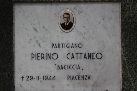 Monumento commemorativo dedicato ai caduti per la Liberazione, con un ritratto di un partigiano e la sua data di nascita.