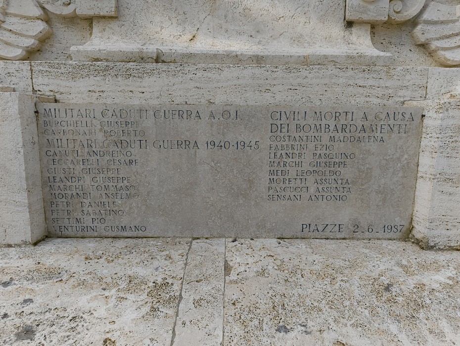 Monumento commemorativo ai caduti, dedicato alle vittime della guerra e dei bombardamenti, situato a Piazze.