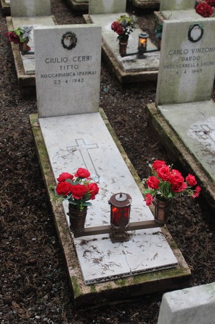 Tombe perpetue con croci e fiori in memoria dei caduti per la Libertà, conservate con cura.