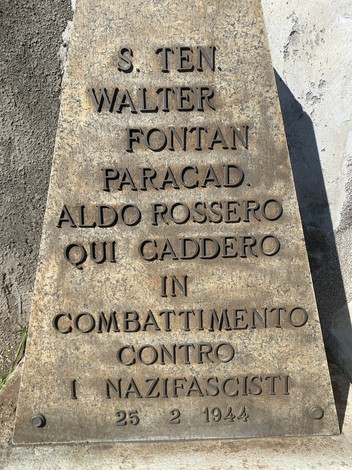 Cippo commemorativo dedicato a Walter Fontan e Aldo Rossero, caduti contro i nazifascisti il 25 febbraio 1944.