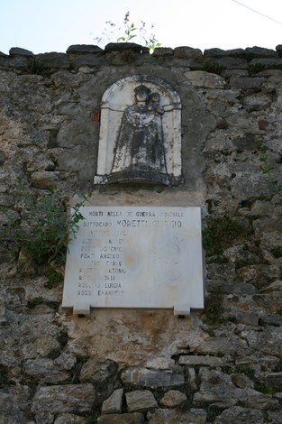 Lapide commemorativa dedicata ai caduti nella guerra, situata a Marciaso.
