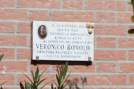 Lapide commemorativa dedicata a Veronico Romolo, sergente del 2° granatieri, in ricordo della sua vita breve.