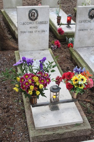 Tombe decorate con fiori colorati e lanterne commemorative per i caduti per la Libertà.