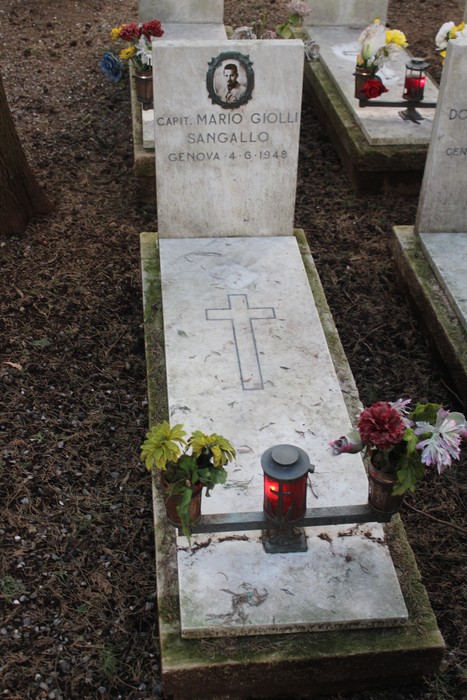 Tombe decorate in un cimitero, in onore dei caduti per la Libertà, con fiori e lanterne.