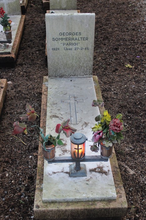 Tombe perpetue con fiori e lampade in memoria dei caduti per la Libertà.