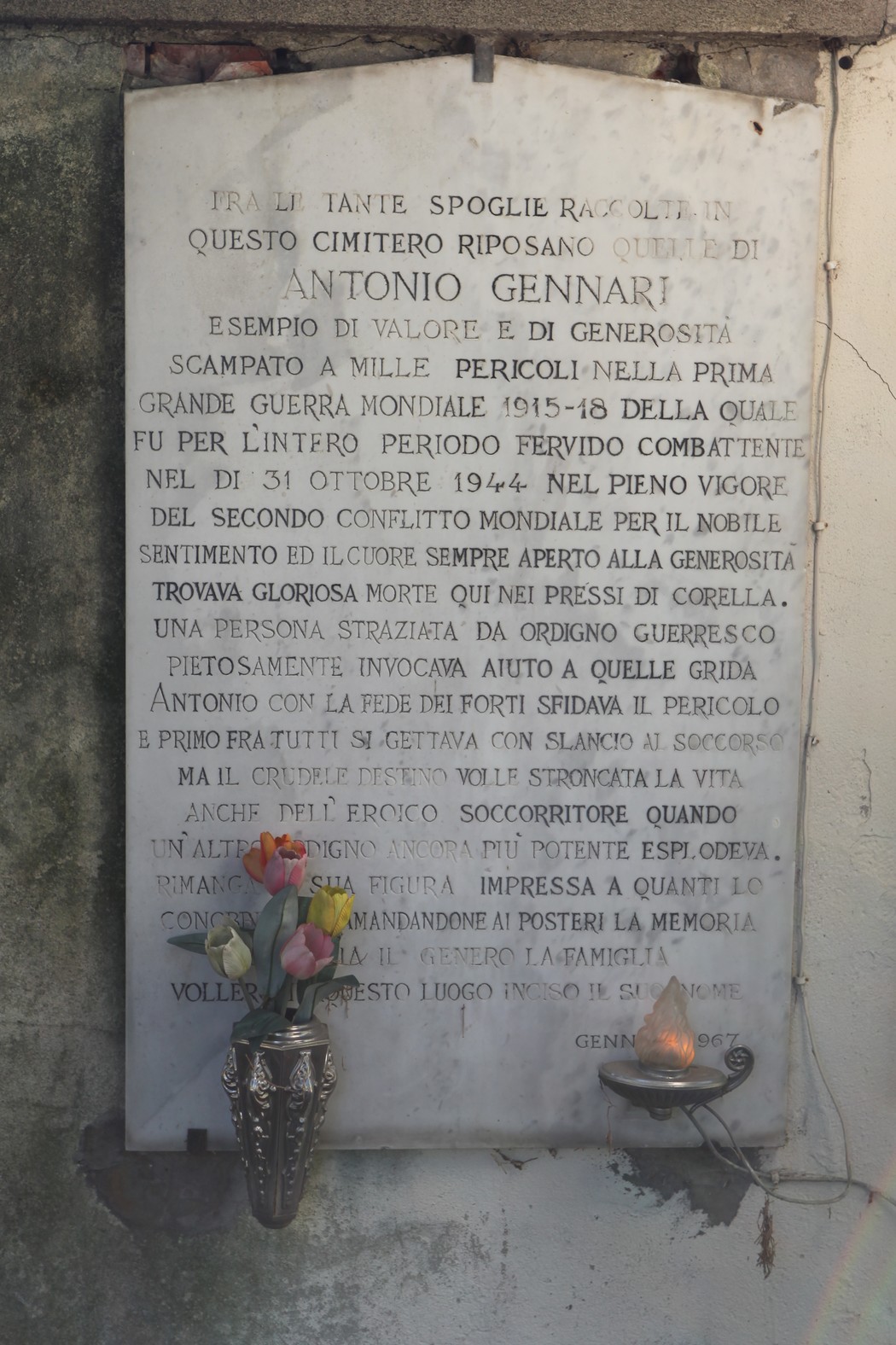 Lapide in memoria di Antonio Gennari, caduto nella Prima Guerra Mondiale, presso il cimitero.