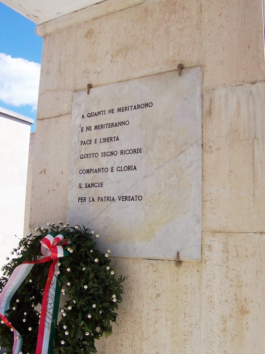 Arco dei Caduti della Resistenza, memoriale che onora i valori di pace e libertà.