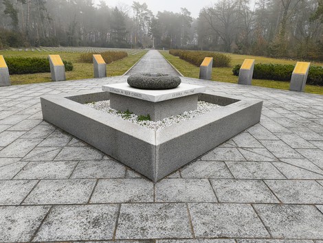 Cimitero militare italiano di Zehlendorf, area tranquilla con monumento centrale e paesaggio verde circostante.