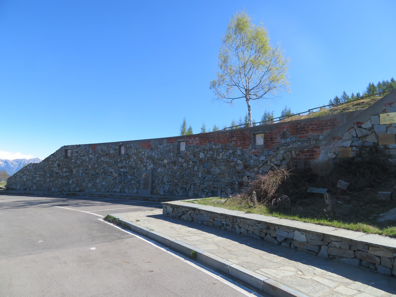 Giardino della Resistenza e della Pace fra i Popoli, un luogo di riflessione e memoria immerso nella natura.