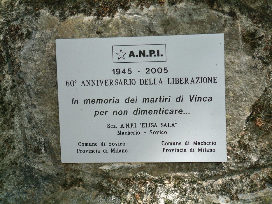 Monumento di Mandrione, dedicato ai martiri di Vinca, in ricordo della lotta per la liberazione.