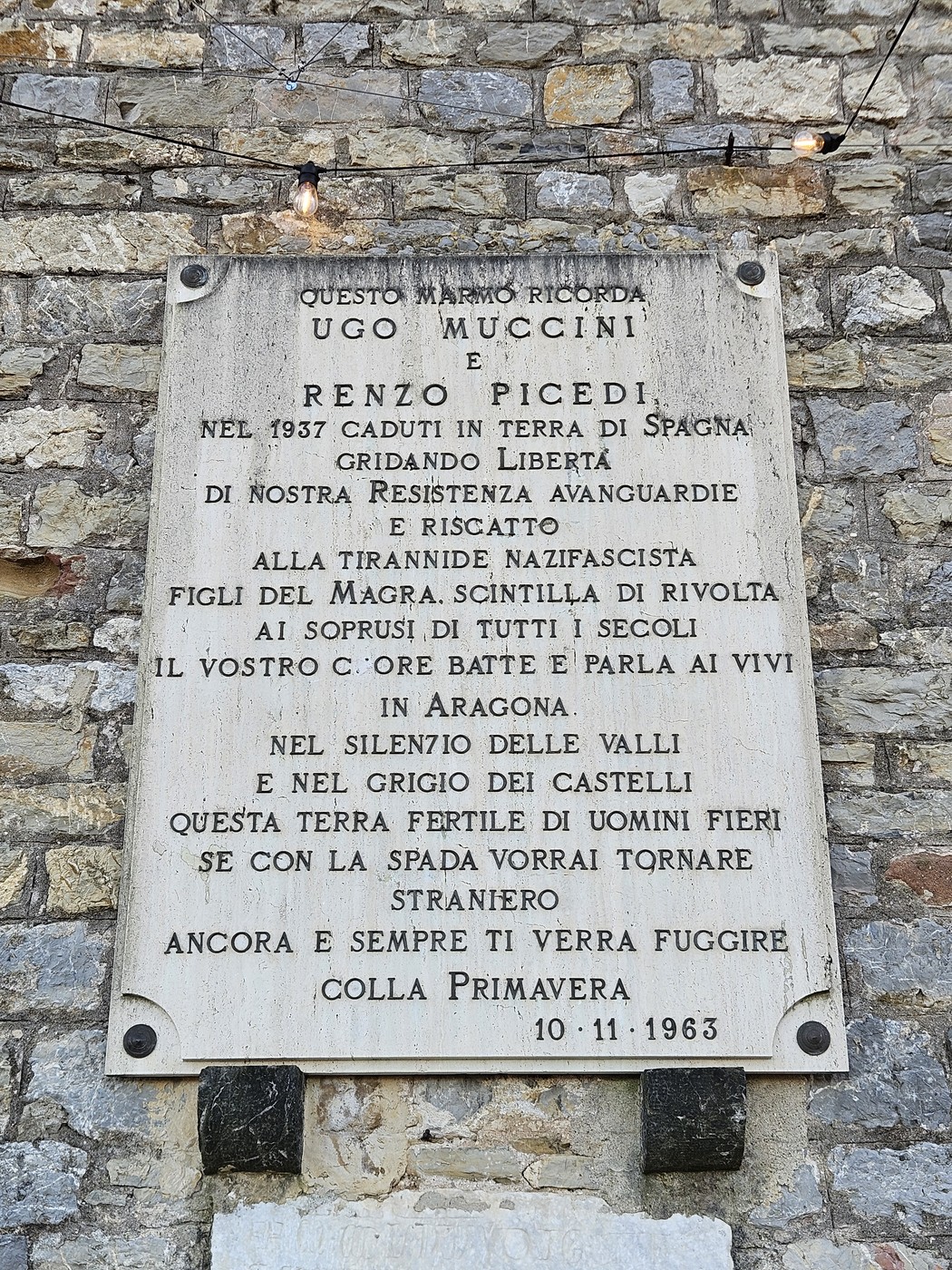 Lapide dedicata a Ugo Muccini e Renzo Picedi, commemorando la loro resistenza e il sacrificio durante la guerra di Spagna.