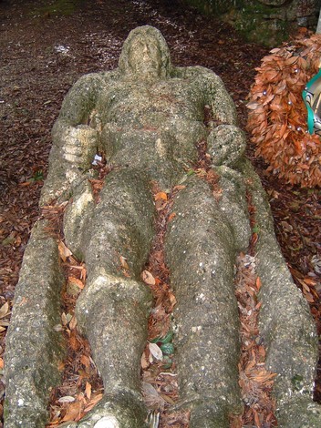 Monumento ai partigiani di Montemaggio, riflesso della memoria storica e della lotta per la libertà.