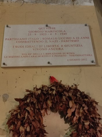 Lapide commemorativa dedicata a Giorgio Marincola, partigiano ucciso nel 1945, simbolo di libertà e giustizia.