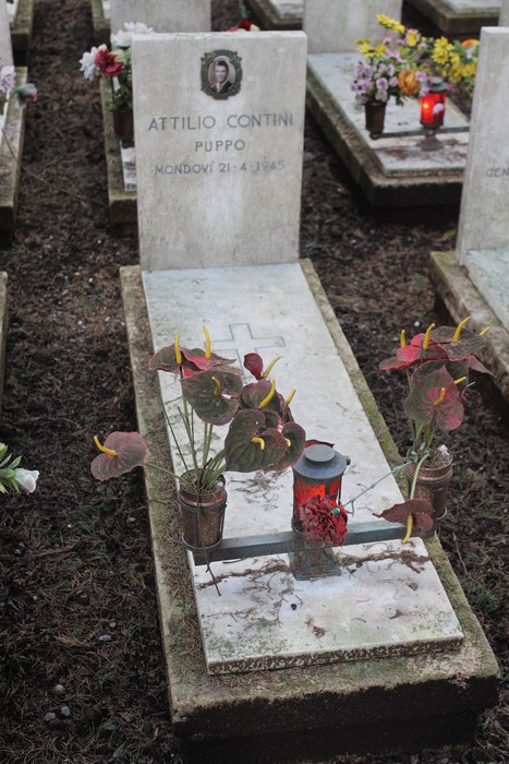 Tombe perpetue decorate con fiori e candele in memoria dei caduti per la libertà.