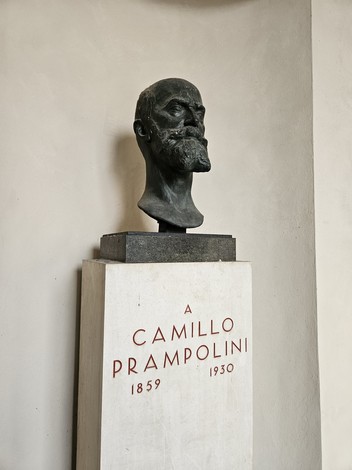 Busto in bronzo di Camillo Prampolini, collocato su un basamento decorato con incisioni.