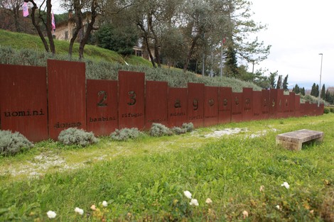 Monumento nel Parco della Rimembranza, dedicato a uomini e donne, commemorando eventi storici.