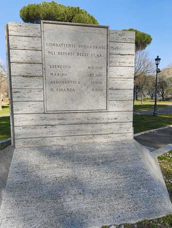 Monumento ai caduti militari, con iscrizioni che commemorano i combattenti delle Forze Armate italiane.