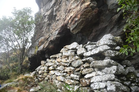 Rifugio partigiano "Non si trova", composto da una muratura di pietre in un ambiente naturale montano.