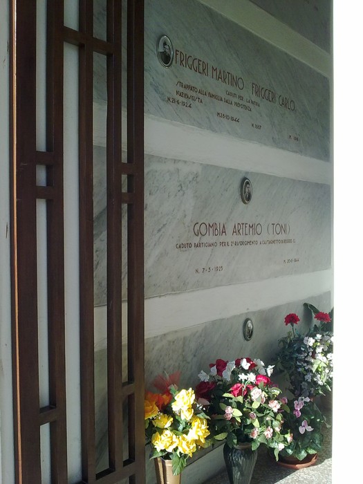 Sacrario dei Caduti della Resistenza di Montecchio, con lapidi e fiori freschi in memoria dei defunti.