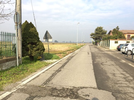 Cippo a Vigorelli: strada tranquilla che congiunge il paesaggio rurale circostante.