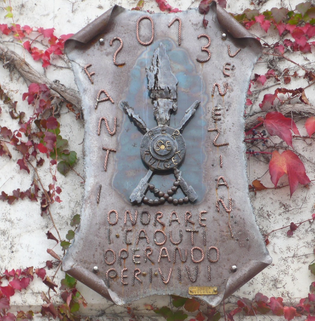Lapidi commemorative dedicate alla Divisione Acqui in un contesto di natura e memoria storica.
