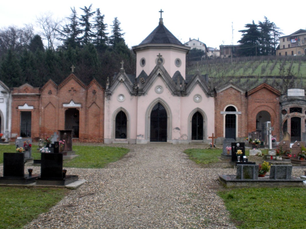 Sacrario dei caduti di Castello, struttura commemorativa immersa nel verde, simbolo di memoria e rispetto.