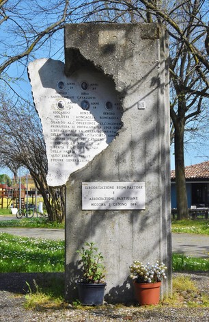 Monumento in memoria di Bartolomasi e altri, con iscrizioni commemorative e decorazioni floreali.