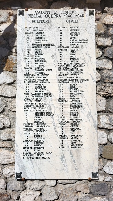 Lapide commemorativa dedicata ai caduti e dispersi nella guerra 1940-1945, con nomi incisi su marmo.