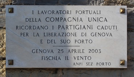 Lapide commemorativa ai partigiani caduti per la liberazione di Genova, con incisi ricordi e date significative.
