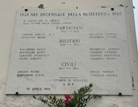Lapide commemorativa dedicata ai caduti di Fiumazzo durante la Resistenza e la Seconda Guerra Mondiale.
