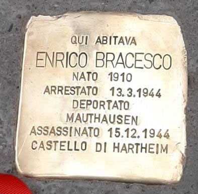 Pietra d'inciampo dedicata a Enrico Bracesco, vittima della persecuzione durante la Seconda Guerra Mondiale.